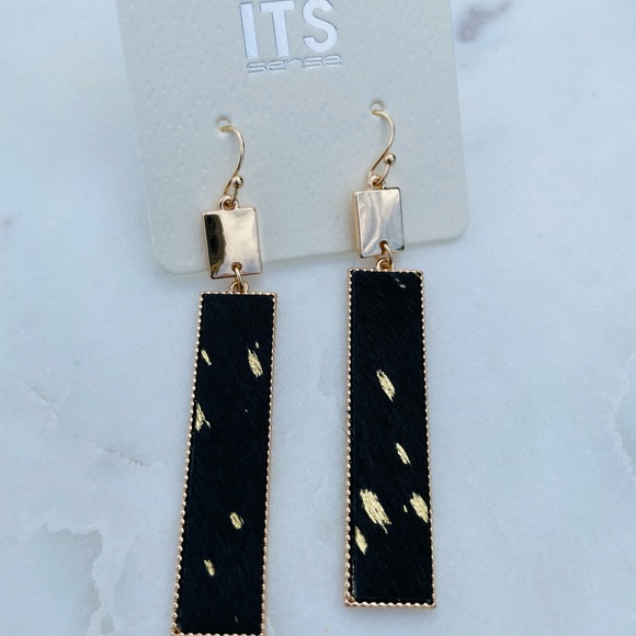 Elegant Black and Gold Dangle Earrings - Picture 3 of 4
